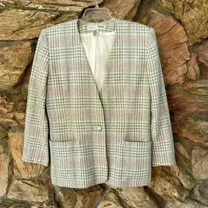 CHAUS PETITES Vintage Blazer. Women’s Size 8 in Excellent Condition.